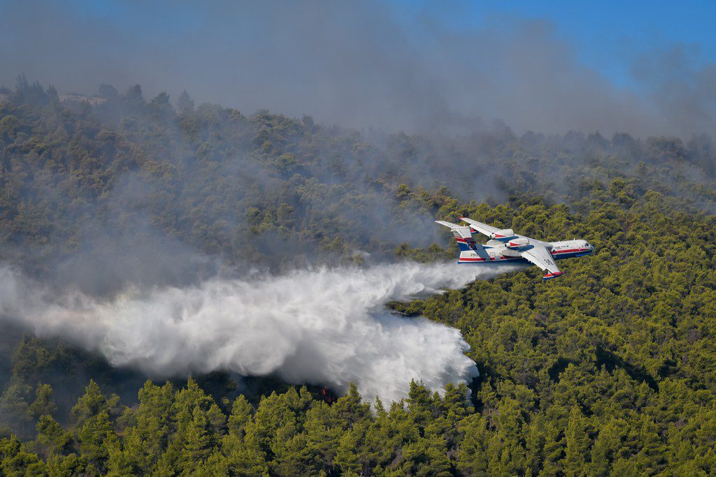 Πυρκαγιά στα Βίλια: Παραλίγο σύγκρουση του Ιλιούσιν με ελικόπτερο – Ερωτήματα για τον συντονισμό