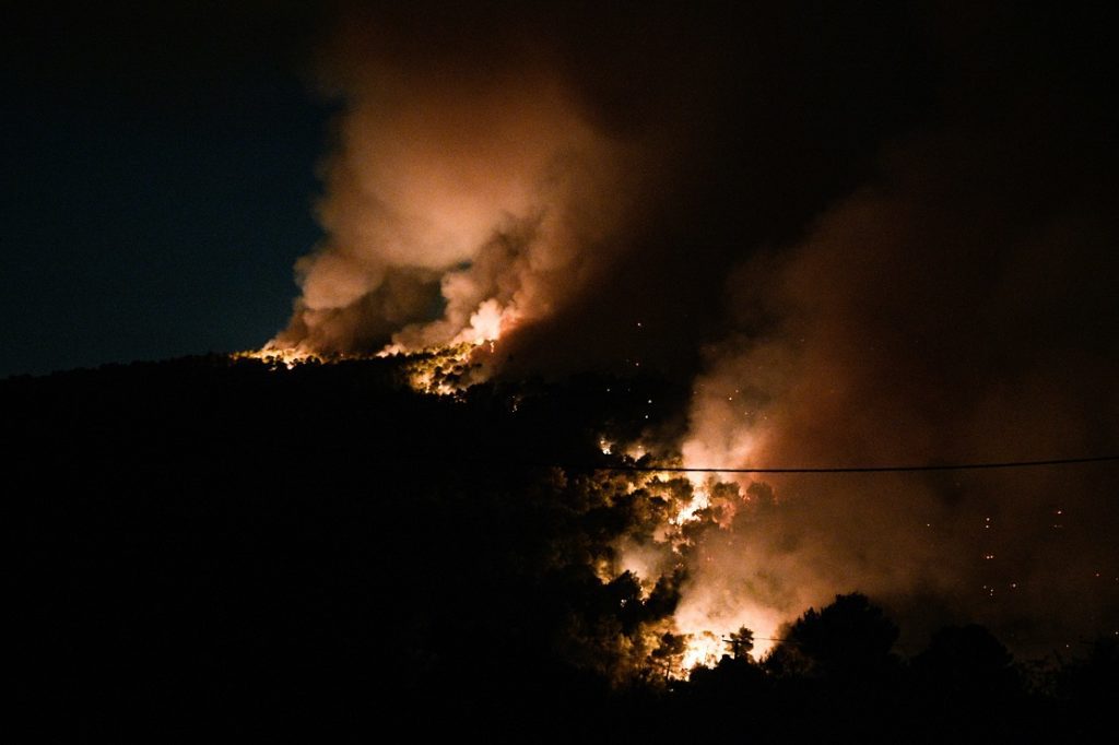 Πυρκαγιά στα Βίλια: Προς τον κάμπο των Μεγάρων το πύρινο μέτωπο – Κάηκαν σπίτια, συνεχείς αναζωπυρώσεις (Photos & Videos)