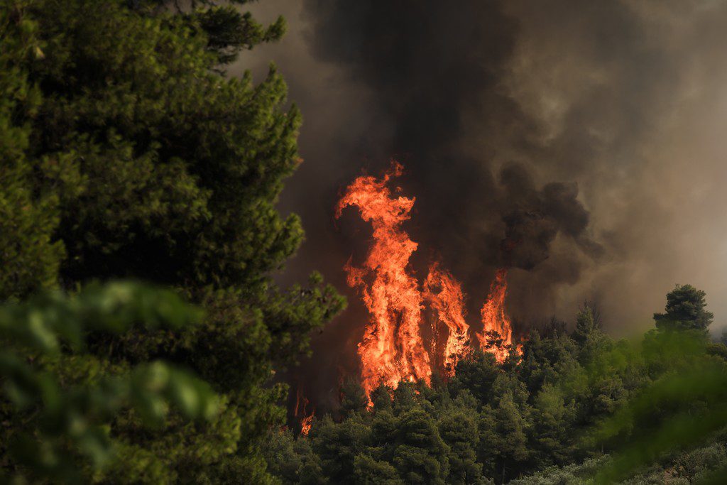 Συνεχίζεται ο πύρινος εφιάλτης στην Εύβοια: Αγωνία για τα χωριά Αμέλαντες, Σκεπαστή – Εκκενώθηκε το Μαντούδι (Photos – Video)