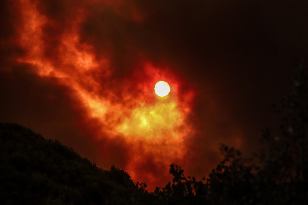 Φωτιά στη Φωκίδα: Πάνω από 8 χιλιόμετρα το μέτωπο – Εκκένωση και στον Τολοφώνα