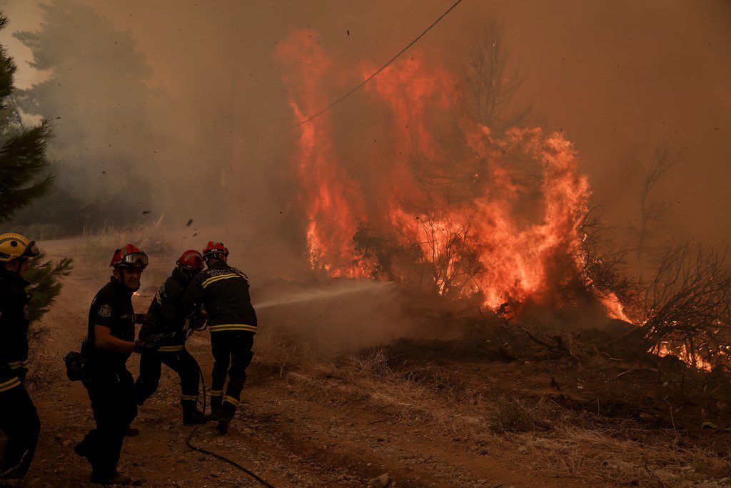 Σοκαριστική καταγγελία από τη Βόρεια Εύβοια: «Μαζέψτε τους Ρουμάνους πυροσβέστες γιατί θα τα σβήσουν όλα»