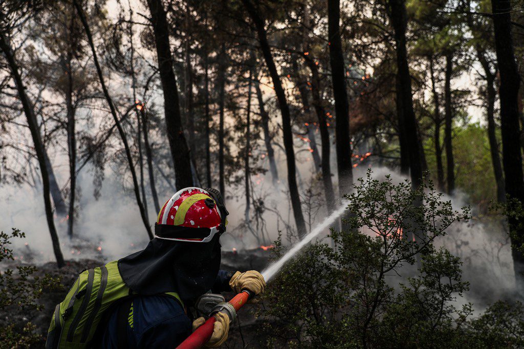 Ανακαλούνται οι άδειες των Πυροσβεστών, ενώ η Ελλάδα καίγεται τρεις μέρες