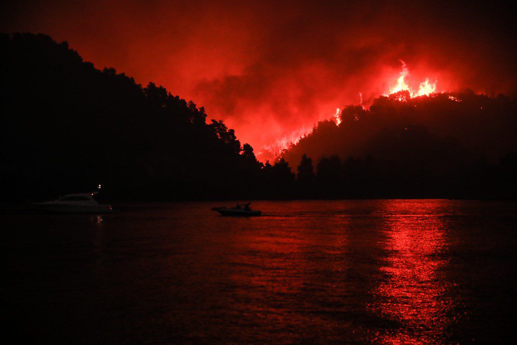 Εφιαλτικό βράδυ στην Εύβοια: Παραδομένη στις φλόγες η Λίμνη – Αγωνία για Ροβιές, Φαράκλα, Μουρτιά – Εκκλήσεις για πυροσβεστικές δυνάμεις