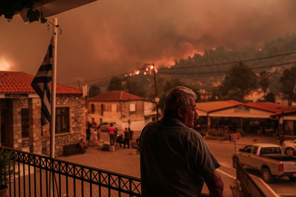 Πυρκαγιές στην Εύβοια – Δήμαρχος Ιστιαίας: Τα μέτωπα έσβησαν στη θάλασσα (Video)