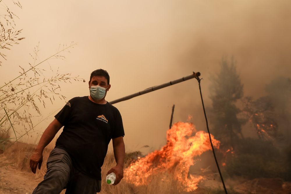 Οργή από τον δήμαρχο Μαντουδίου: «Κανένα πτητικό μέσο έως τις 8 το πρωί – Δεν υπάρχει κανένα σχέδιο – Ο κόσμος έσωσε τα σπίτια» (Video)