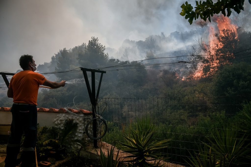 Κερατέα: Μικρή βελτίωση στο μέτωπο της φωτιάς – Κάηκαν σπίτια – Ανησυχία για τον Εθνικό Δρυμό Σουνίου (Photos & Video – συνεχής ενημέρωση)