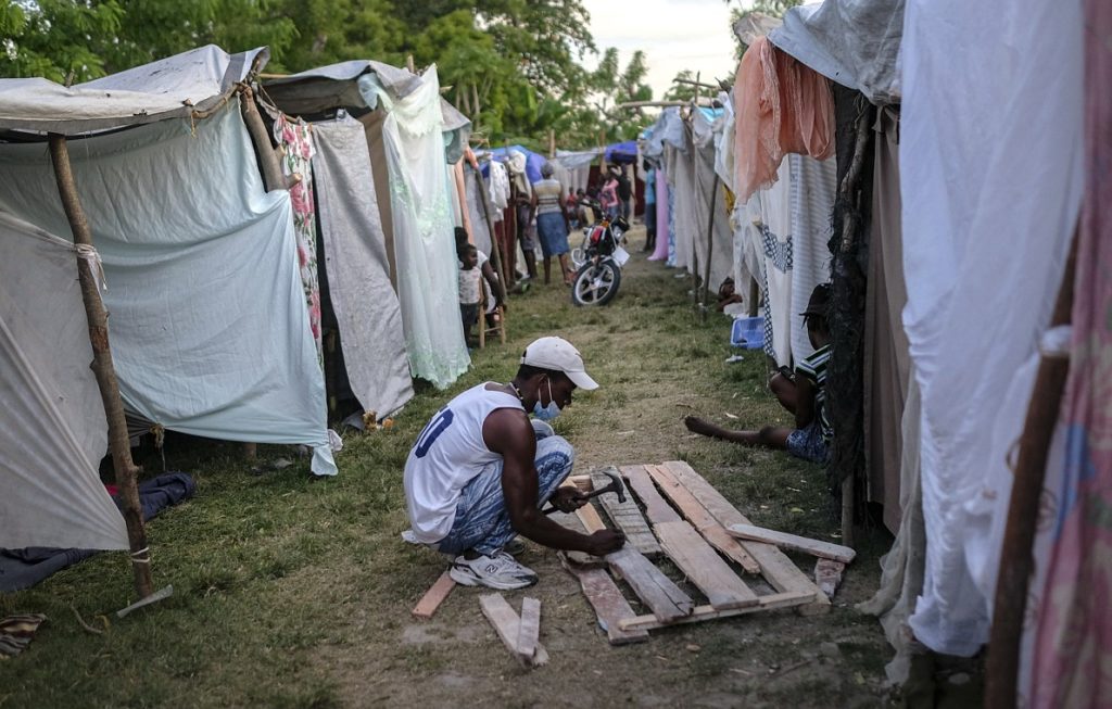 Αϊτή: Οργή και απόγνωση για την έλλειψη βοήθειας – Πάνω από 2.000 οι νεκροί λόγω του καταστροφικού σεισμού