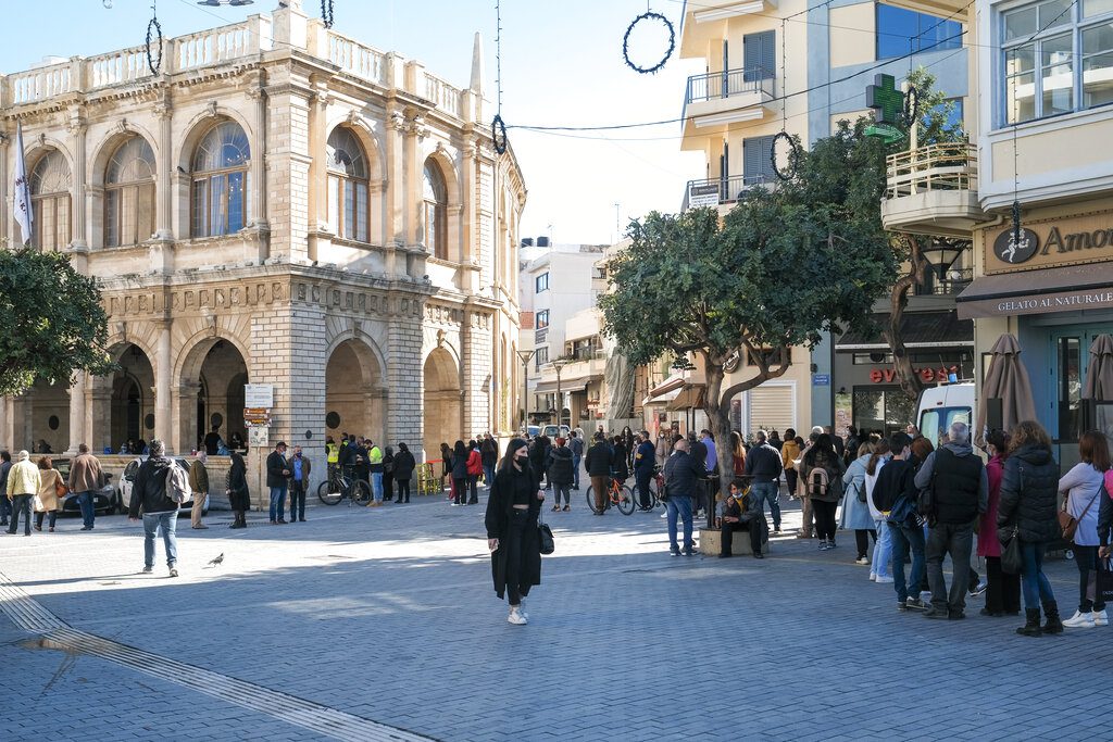 Κρήτη: Μίνι lockdown στο Ηράκλειο από το πρωί της Τετάρτης