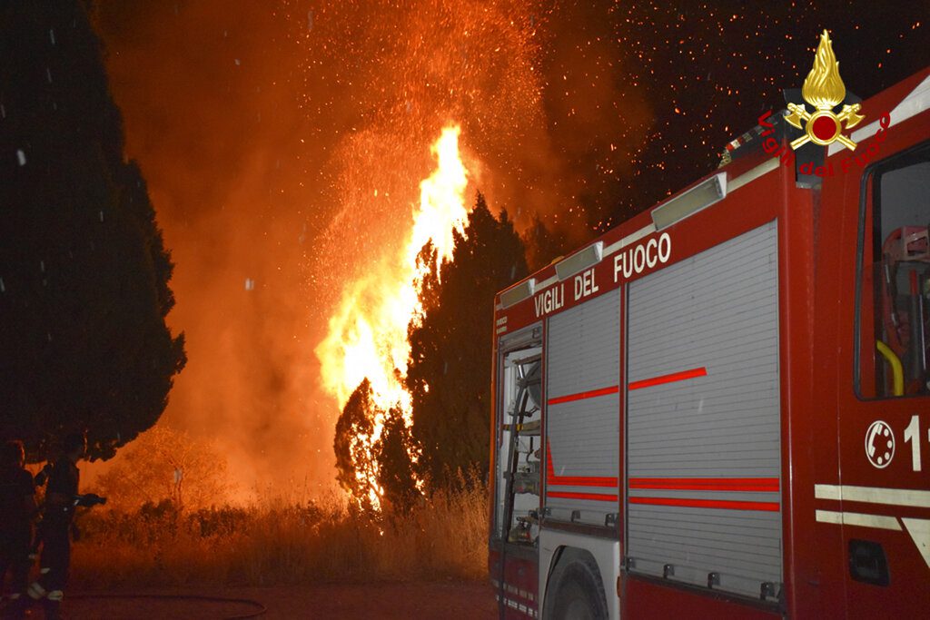 Πέντε νεκροί από τις πυρκαγιές που πλήττουν τη Νότια Ιταλία – Φωτιές και στη Σαρδηνία
