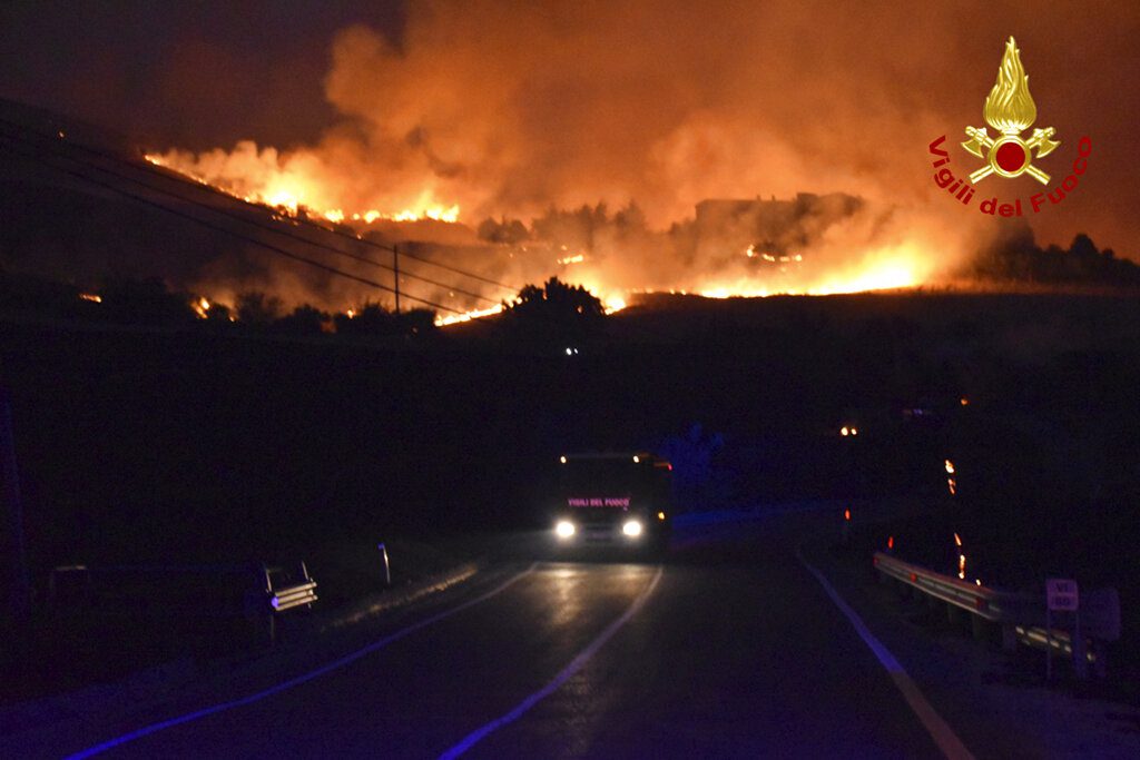 Ιταλία-καύσωνας: Οι πυροσβέστες αντιμετώπισαν τη νύχτα περισσότερες από 500 πυρκαγιές