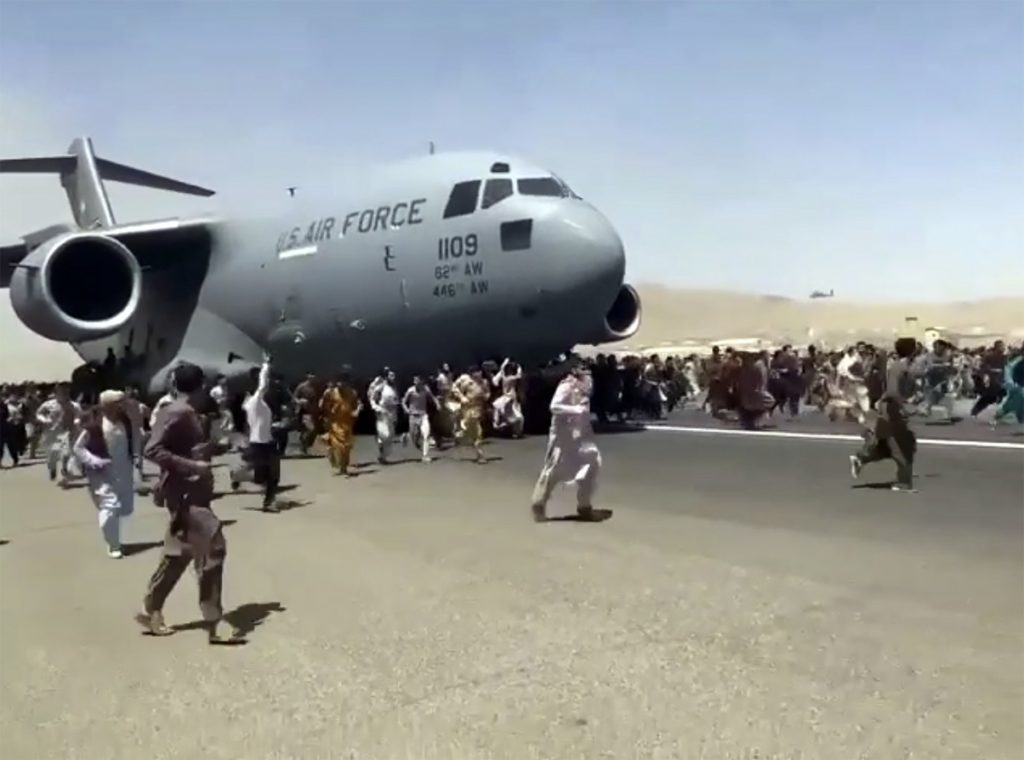 Χιλιάδες Αφγανοί προσπαθούν να εγκαταλείψουν τη χώρα τους – Εικόνες χάους στο αεροδρόμιο της Καμπούλ