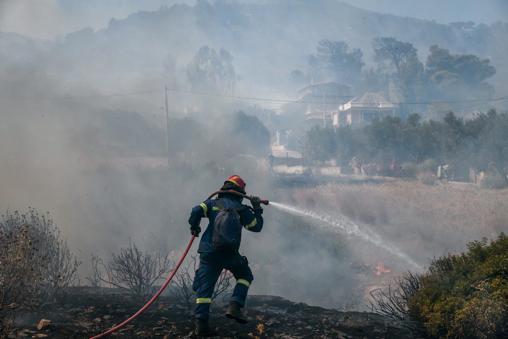 Μεγάλες αναζωπυρώσεις στην Κερατέα – Μάχη με τις φλόγες δίνουν οι πυροσβεστικές δυνάμεις
