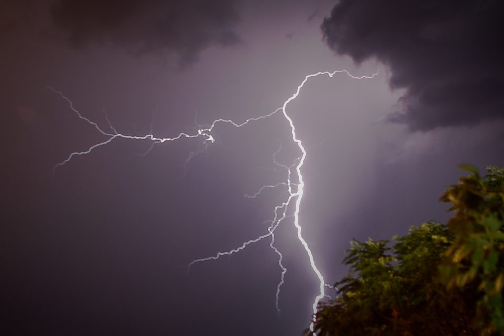Καιρός – Meteo: Σφοδρές καταιγίδες σε Σποράδες, Πελοπόννησο και Εύβοια  Έπεσαν σχεδόν 54.000 κεραυνοί