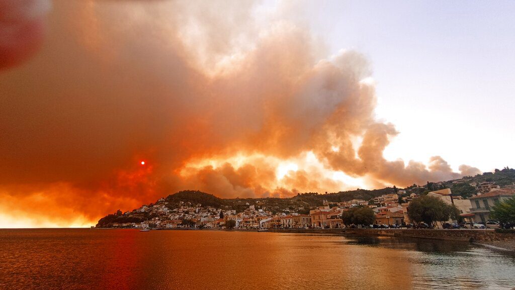 Ανεξέλεγκτη η φωτιά στη Λίμνη Ευβοίας – Εκκενώνονται οικισμοί