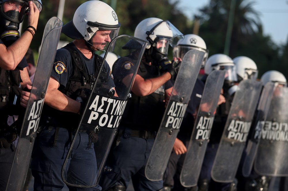 Ενταση οπαδών ΑΕΚ και ΜΑΤ στον κόμβο Βαρυμπόμπης το βράδι της Παρασκευής