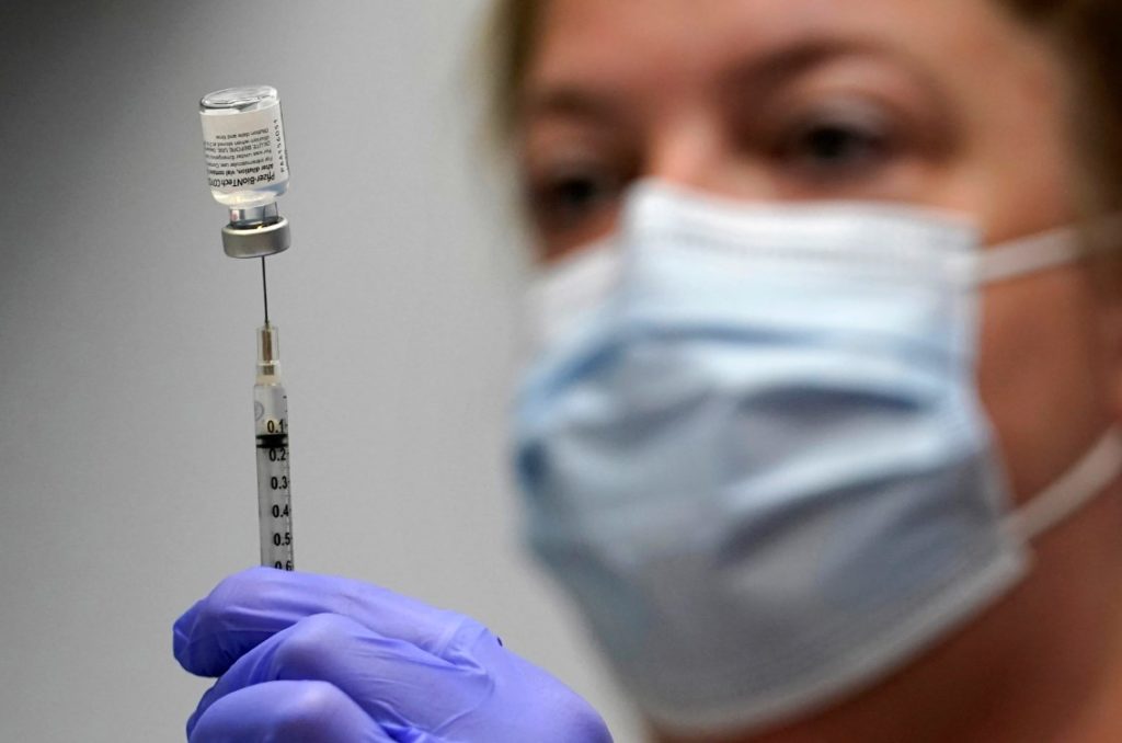 Μετάλλαξη Όμικρον – Pfizer: Η τρίτη δόση του εμβολίου αδρανοποιεί την παραλλαγή