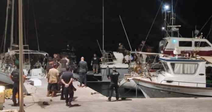 Εντοπίστηκαν 72 αλλοδαποί να περιφέρονται στα Κύθηρα – Μεταφέρθηκαν στη Λέρο (video)