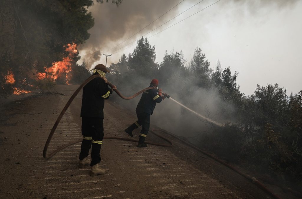 Φωτιά στην Εύβοια: Τρία πύρινα μέτωπα στην Κάρυστο