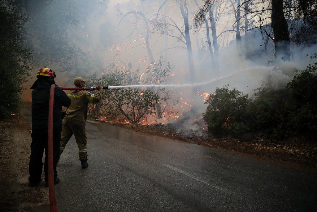 Φωτιά στη Ρόδο: Μάχη με τις αναζωπυρώσεις δίνουν πυροσβέστες και εθελοντές