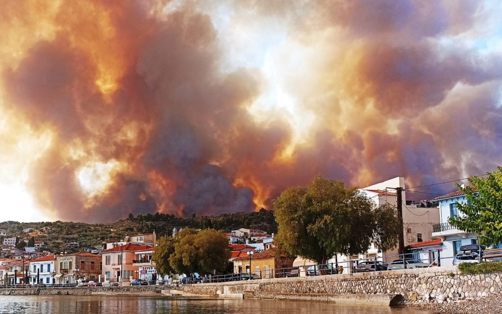 Πύρινος όλεθρος στην Εύβοια: Ολονύχτια μάχη με τις φλόγες – Εκκενώνονται οικισμοί – Συνεχής Ενημέρωση