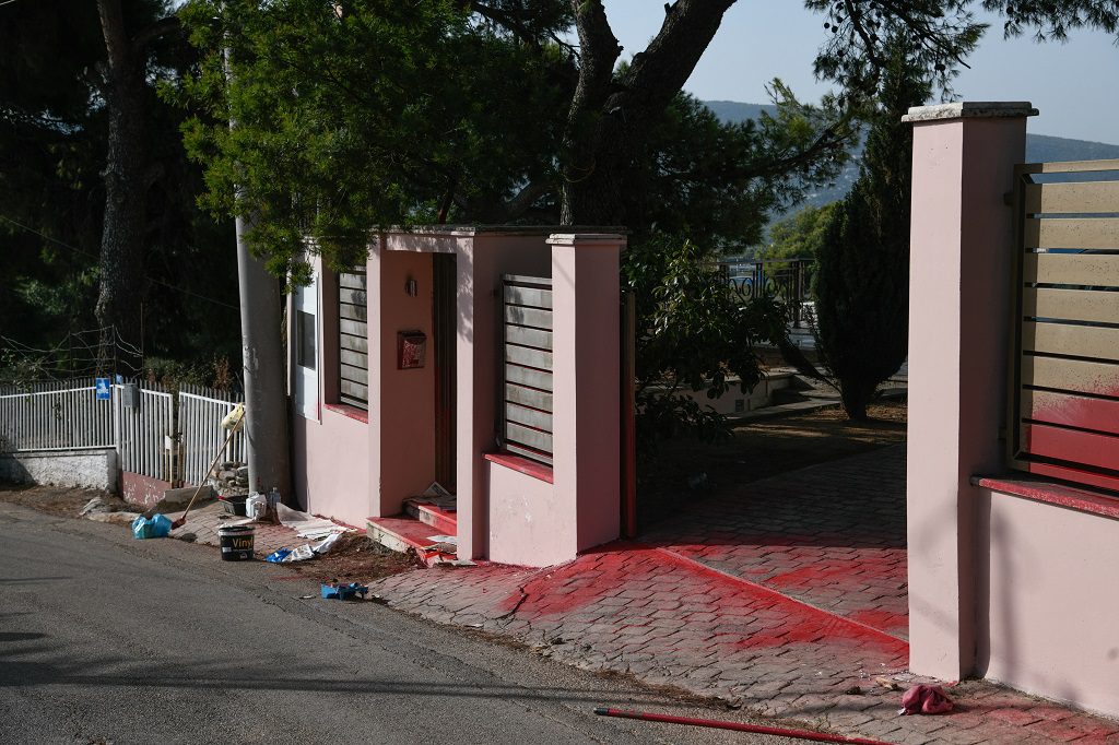 Παρέμβαση Ρουβίκωνα στο σπίτι του υπουργού Περιβάλλοντος Κώστα Σκρέκα