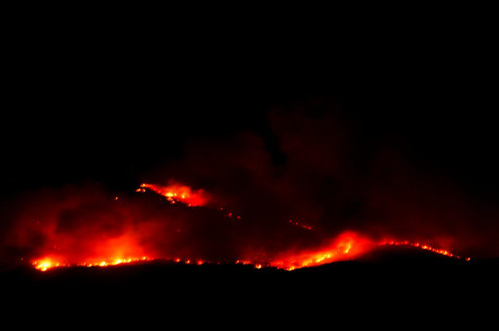 Φωκίδα: Μαίνεται ανεξέλεγκτο το μέτωπο της πυρκαγιάς – Εκκενώνονται τρία χωριά