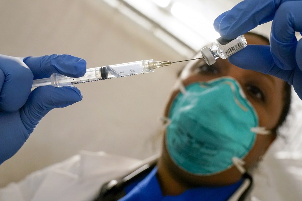 Τρίτη δόση εμβολίου κατά του κορονοϊού έξι μήνες μετά τη δεύτερη εξετάζουν οι ΗΠΑ