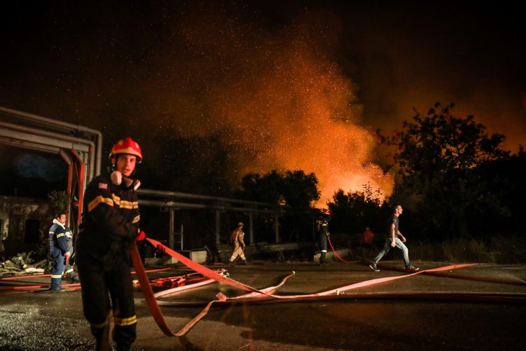Κόλαση φωτιάς στη Βαρυμπόμπη – Καίγονται σπίτια, ανυπολόγιστες καταστροφές (Photos)
