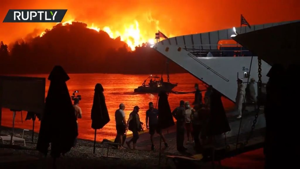 Φωτιές: Τρομακτικές εικόνες προσφυγιάς σε βίντεο από τις εκκενώσεις περιοχών (Video)