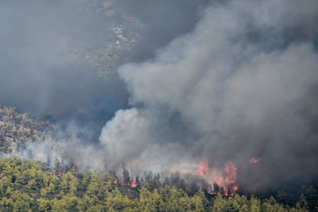 Κάρυστος: Κοντά σε σπίτια τα μέτωπα της φωτιάς – Εκκένωση τεσσάρων οικισμών