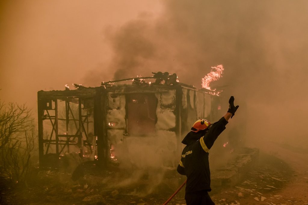 Ώρες αγωνίας: Περικυκλωμένα από τις φλόγες τα Βίλια – Η φωτιά φτάνει στις αυλές τις σπιτιών (Photos & Videos)