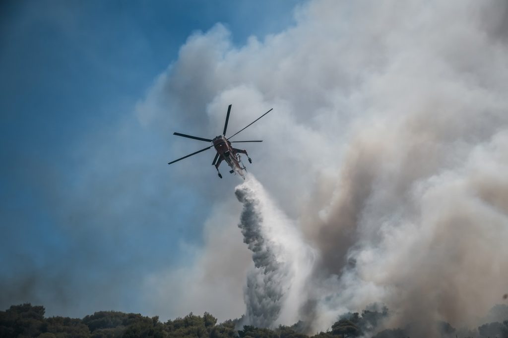 Δύσκολη η κατάσταση στα Βίλια – Μάχη με τις φλόγες στην Κερατέα – Κάηκαν σπίτια, εκκενώθηκαν οικισμοί (Photos & Videos)