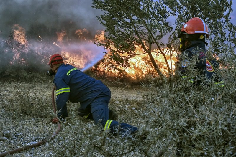 Μάχη και σήμερα με τις πυρκαγιές σε Εύβοια και Πελοπόννησο