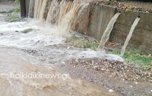 Χαλκιδική: Προβλήματα από την καταιγίδα στην Κασσάνδρα