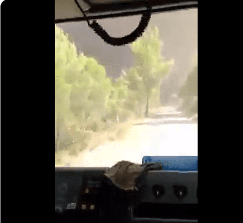Πυρκαγιά Βαρυμπόμπη: Συγκλονιστικό βίντεο μέσα από πυροσβεστικό όχημα που περνά μέσα από το πύρινο μέτωπο