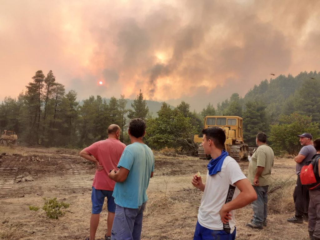 Εύβοια: Υπεράνθρωπες προσπάθειες από τους κατοίκους της Σκεπαστής για να σώσουν το χωριό τους (Video)