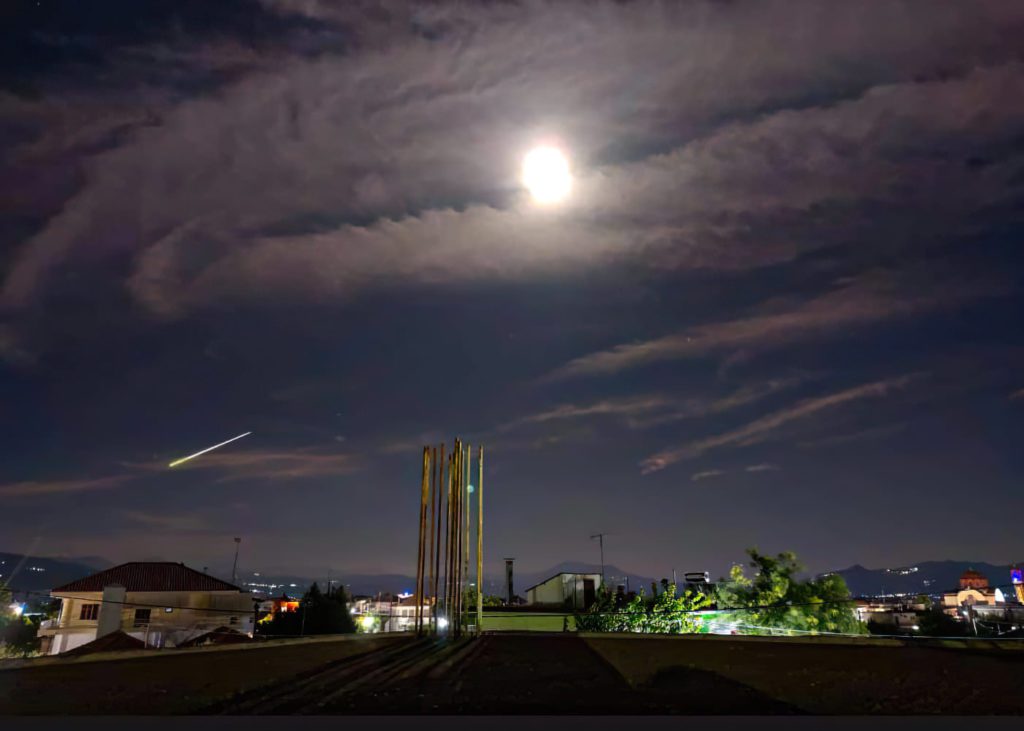 Εντυπωσιακό φαινόμενο: Μετεωρίτης έκανε τη νύχτα… μέρα στον ουρανό της Ελλάδας (Video)