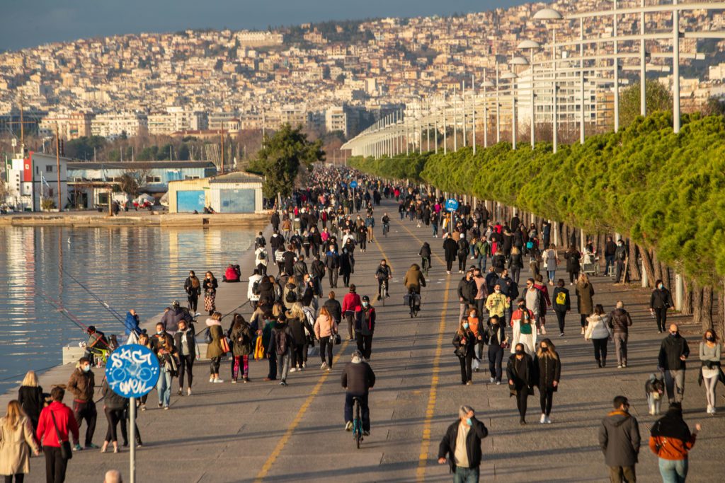 Η Βόρεια Ελλάδα εκπέμπει SOS: Ανησυχία στην κυβέρνηση για τους ανεμβολίαστους, τα σχολεία και την αύξηση των νοσηλειών