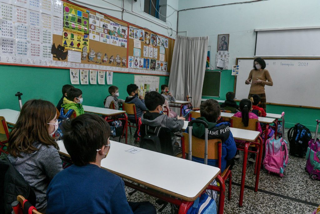 Η Δέλτα «θερίζει» στα παιδιά αλλά η Κεραμέως μετακυλίει τις ευθύνες στους εκπαιδευτικούς