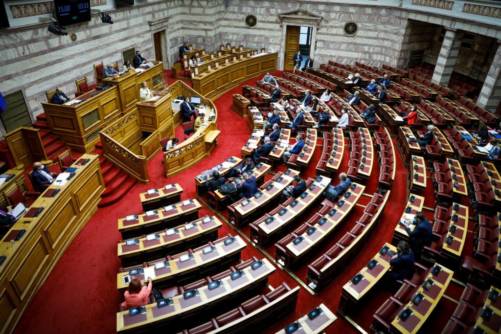 Βουλή: ΝΔ και Ελληνική Λύση καταψήφισαν την ένσταση αντισυνταγματικότητας – Απαξίωση της κοινοβουλευτικής διαδικασίας κατήγγειλε ο ΣΥΡΙΖΑ