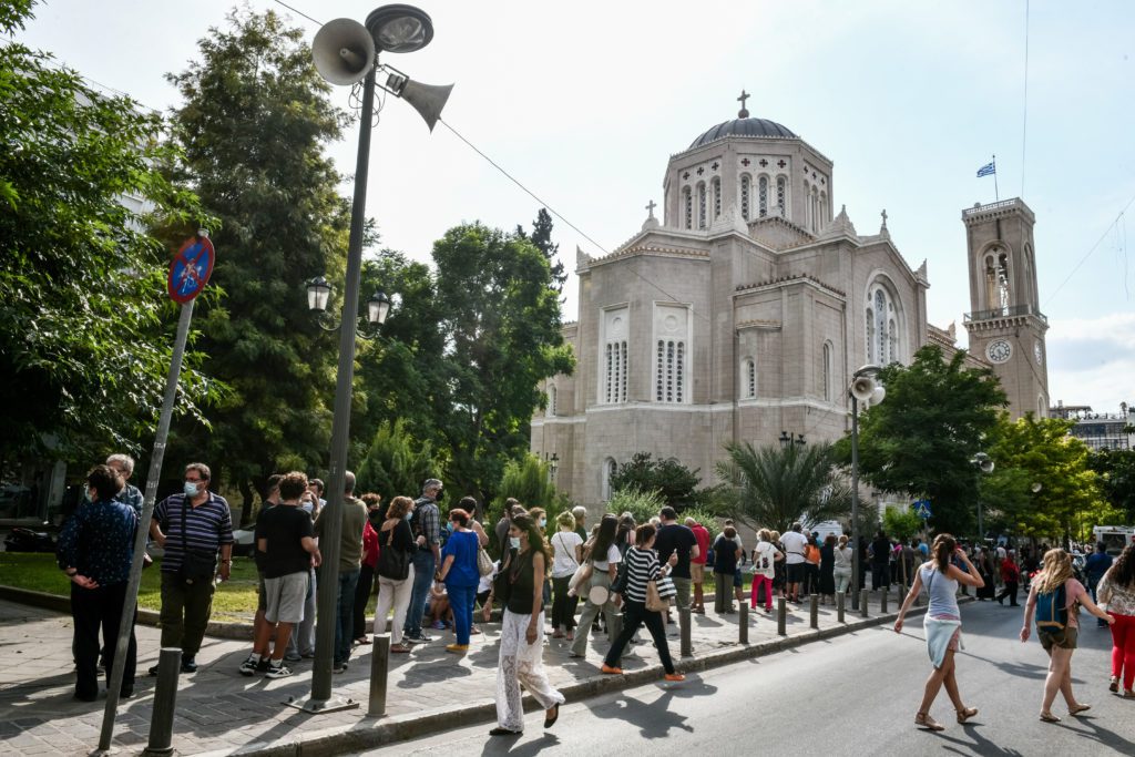 Πλήθος κόσμου συρρέει στη Μητρόπολη για να αποχαιρετήσει το Μίκη Θεοδωράκη: «Είναι τιμή μας που είμαστε εδώ»