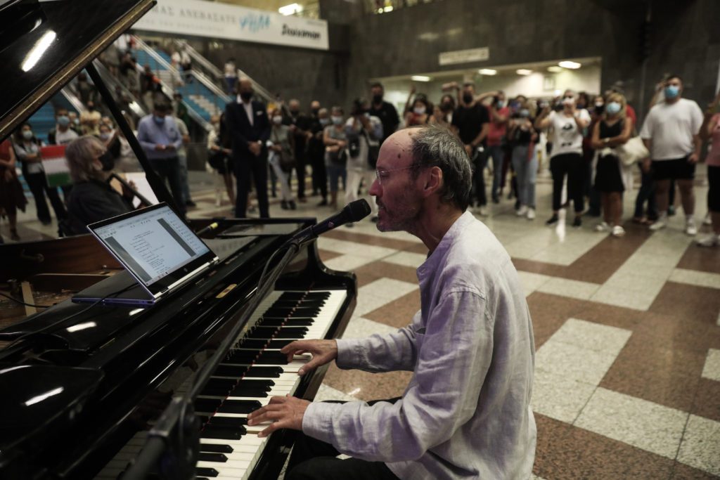 Μίκης Θεοδωράκης: Το μουσικό «αντίο» από την Κρατική Ορχήστρα στο μετρό του Συντάγματος