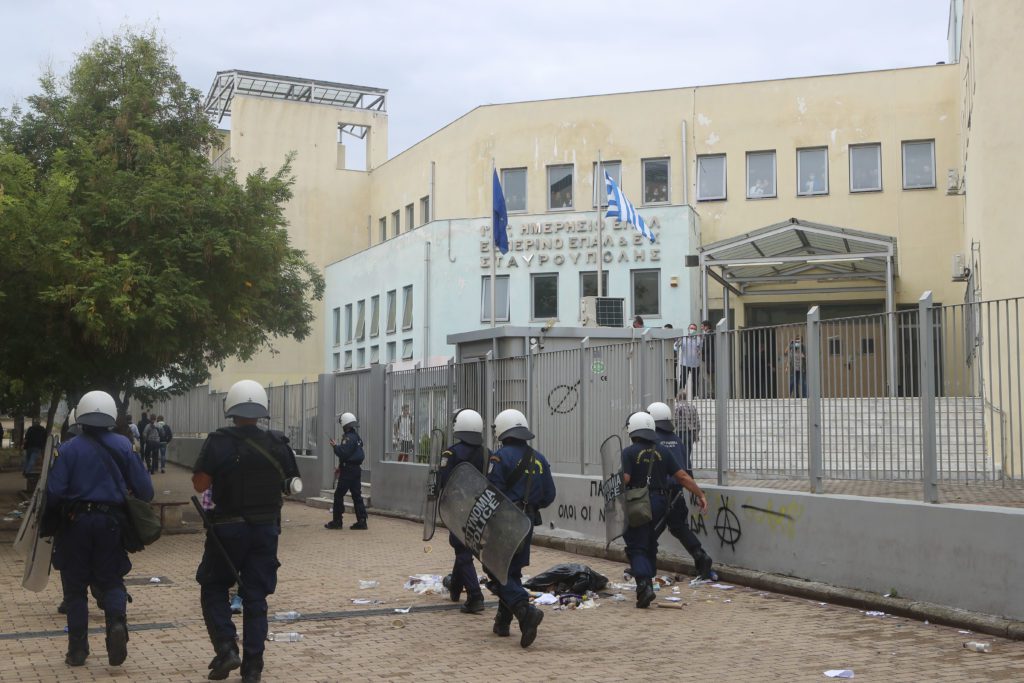Θεσσαλονίκη: Νέα επεισόδια από ακροδεξιούς και χρήση χημικών από την ΕΛ.ΑΣ έξω από το σχολείο στη Σταυρούπολη