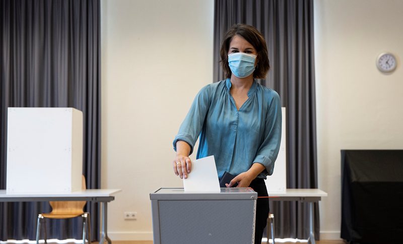Γερμανικές εκλογές: Ψήφισε η Μπέρμποκ, προβλήματα σε εκλογικά τμήματα