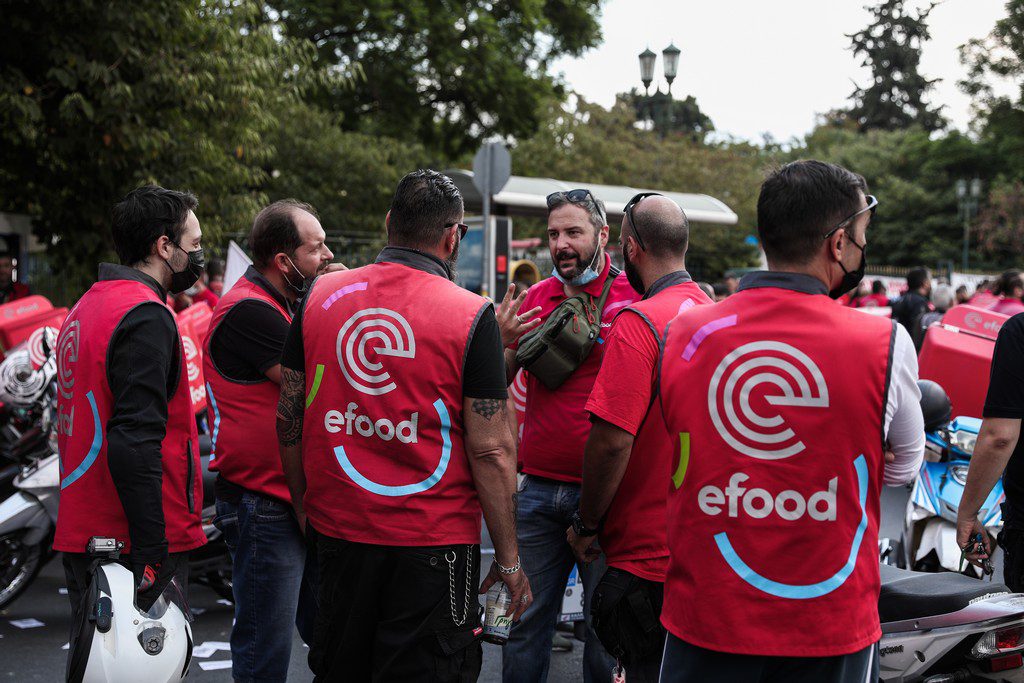 Στους δρόμους οι διανομείς της efood για να γιορτάσουν  τη μεγάλη τους νίκη