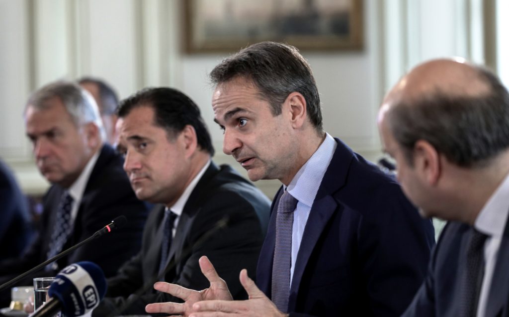 Politico: Ο Μητσοτάκης επικρίνεται ότι κάνει στραβά μάτια στην ακροδεξιά