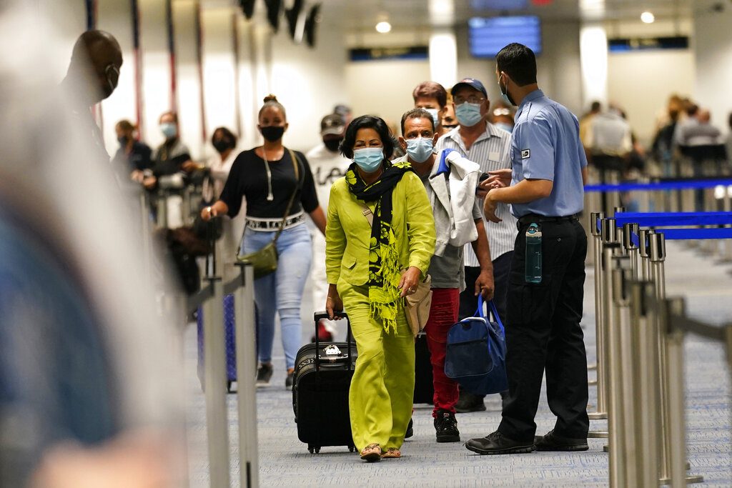Πού οφείλεται το παγκόσμιο χάος στα αεροδρόμια