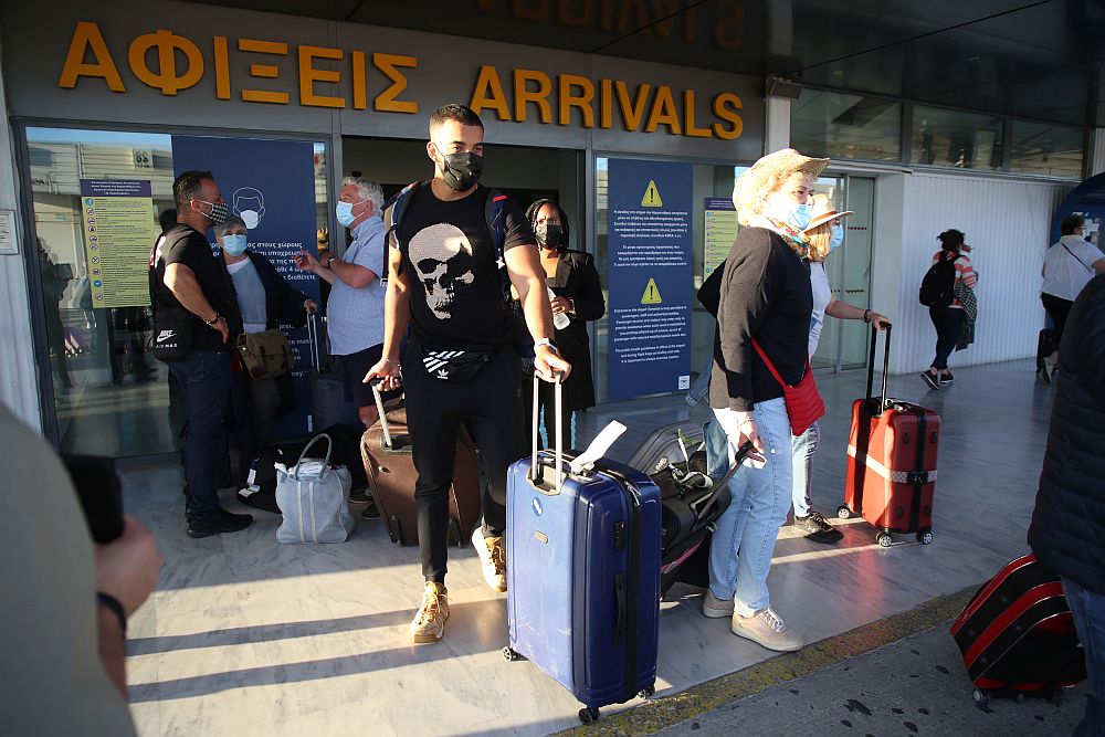 Κρήτη: Τουρίστας με κορονοϊό έσπασε την… καραντίνα και συνελήφθη στο αεροδρόμιο με τη σύντροφό του