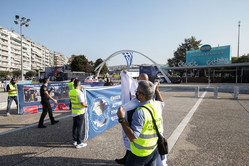 Διαμαρτυρία αστυνομικών και στρατιωτικών έξω από τη ΔΕΘ