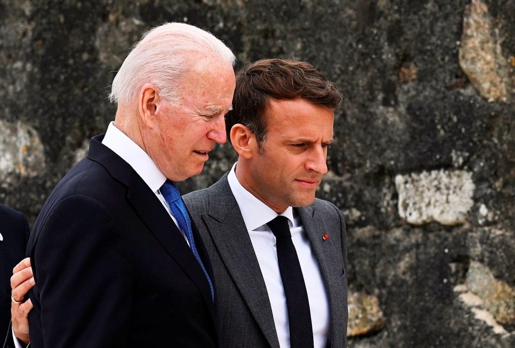 Χαμηλώνουν οι τόνοι μετά τη συνομιλία Μακρόν-Μπάιντεν – Επιστρέφει ο Γάλλος πρεσβευτής στην Ουάσιγκτον